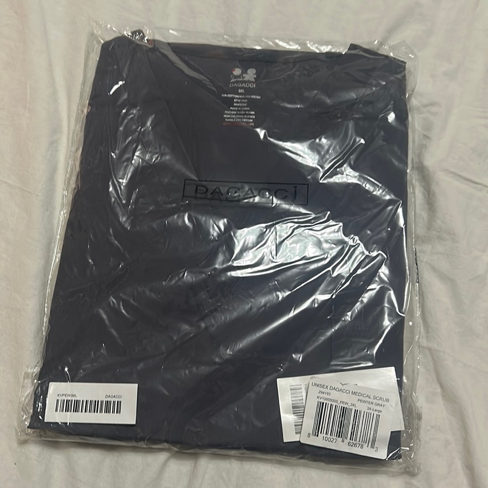 Dagacci Unisex Medical Scrubs Set. Top and pants NWT